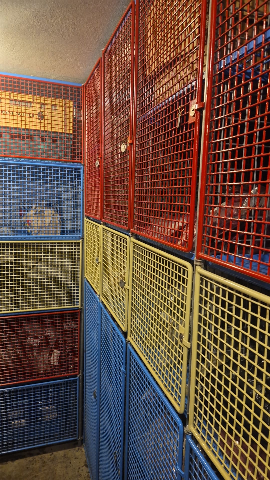 Intérieur du congélateur collectif (photo des casiers)